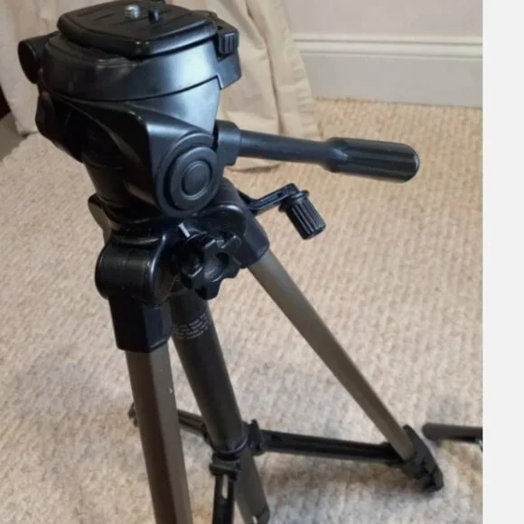 VELBON CX-470 Lightweight Photo/Video Tripod 3 Way Pan/ Tilt Head Ex Condition